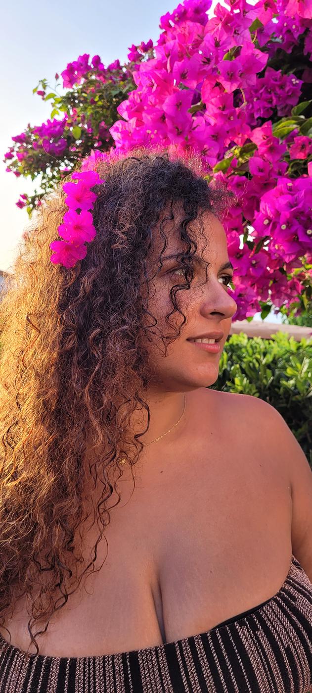 Artistiek portret met bloemen